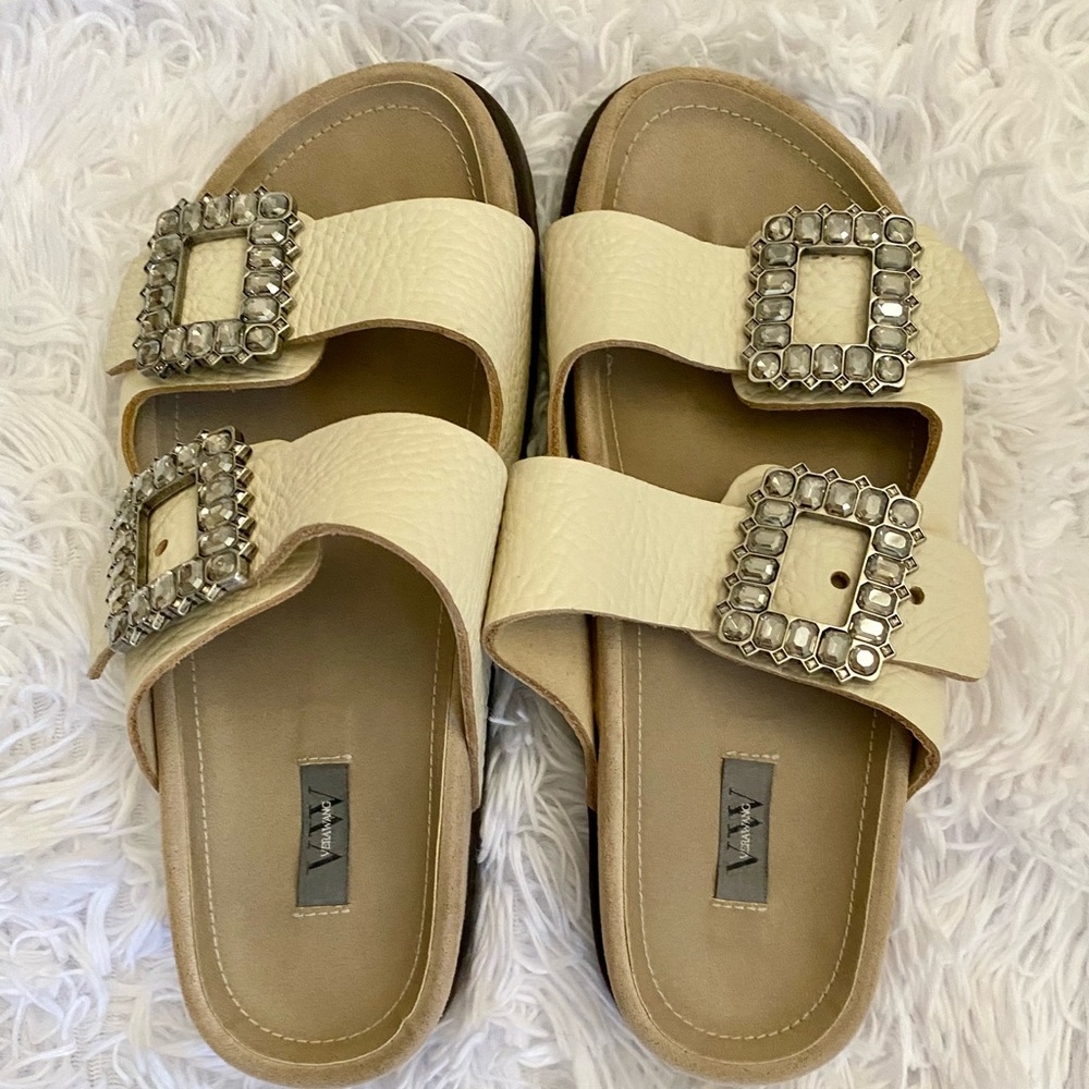Vera wang buckle sandals size 235